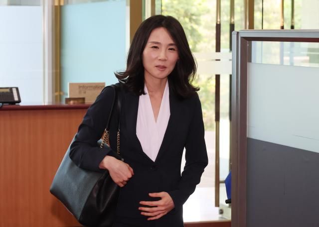 김진아 신임 외교부 2차관이 지난 11일 서울 종로구 외교부 청사로 첫 출근을 하고 있다 사진연합뉴스