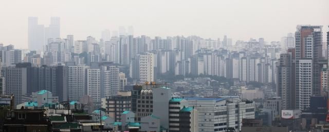 정부가 27일 발표한 가계부채 관리 강화 방안은 수도권·규제지역 주택담보대출 최대한도를 6억원으로 설정해 과도한 대출을 막고 실수요가 아닌 경우 대출을 제한하는 데 초점을 맞췄다 정부가 이날 초강수 대출 규제책을 내놓은 것은 서울 강남 아파트값 급등세가 최근 비강남권까지 확산하며 상황이 심상치 않다고 판단했기 때문이다 사진은 이날 촬영한 서울시 아파트 사진연합뉴스