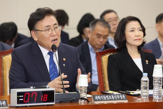 27일 국회 과학기술정보방송통신위원회 전체회의에서 유상임 과학기술정보통신부 장관이 의원질의에 답하고 있다 사진연합뉴스