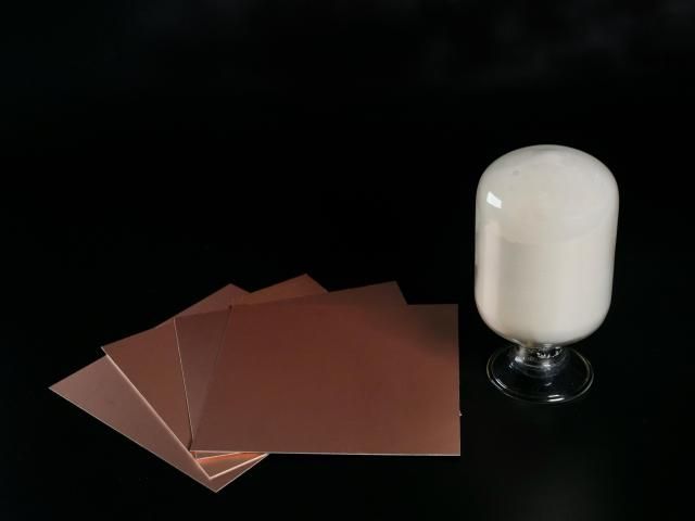 코오롱인더스트리 저유전 소재 mPPO오른쪽와 이를 적용한 동박적층판 사진코오롱인더스트리