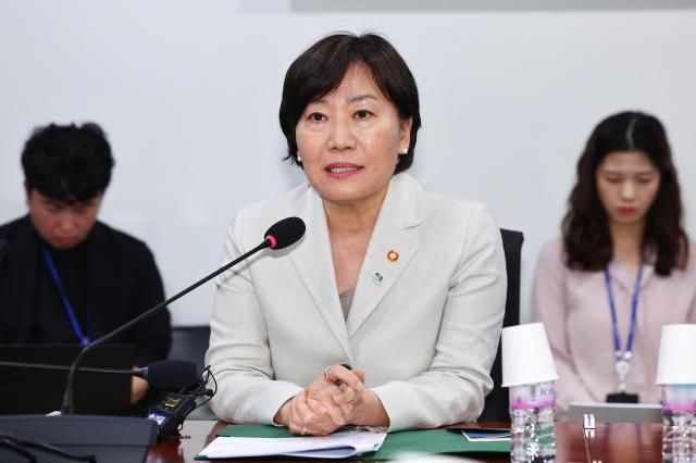 송미령 농림축산식품부 장관이 27일 국회에서 열린 더불어민주당 농림축산식품해양수산위원회 위원들과의 당정간담회에서 모두발언하고 있다 사진연합뉴스