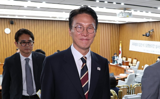 김민석 국무총리 후보자가 지난 25일 국회에서 열린 인사청문회가 자료 제출 등을 둘러싼 여야 대립으로 파행이 지속되자 후보자석을 잠시 떠나고 있다 사진연합뉴스