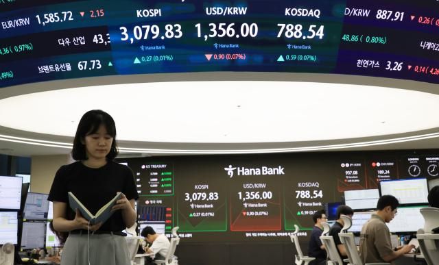 지난 27일 서울 중구 하나은행 본점에서 직원들이 증시와 환율을 모니터하고 있다 사진연합뉴스