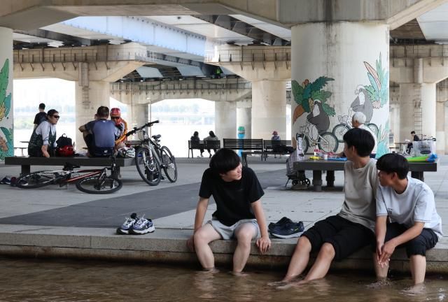 지난 23일 서울 마포대교 아래에서 시민들이 더위를 식히고 있다 사진연합뉴스
