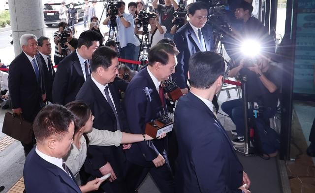 윤석열 전 대통령이 28일 피의자 신분으로 내란특검 조사를 받기 위해 서울 서초구 서울고검 청사로 출석하고 있다 2025628 사진연합뉴스 공동취재