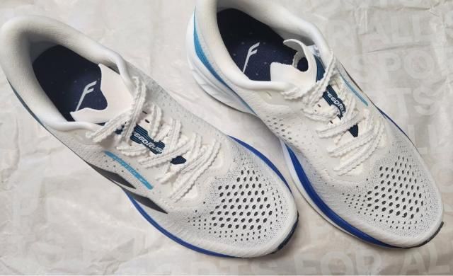 프로-스펙스 스피드 러너2는 가벼운 무게와 높은 통기성이 돋보인다 신발끈은 레이스 전용 끈이어서 매듭이 쉽게 풀리지 않는다 사진조현미 기자 hmchoajunewscom