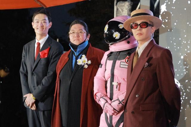 13일 오후 서울 용산구 그랜드 하얏트 서울 호텔에서 열린 피스마이너스원 프리미엄 하이볼 론칭 파티-더 시그널THE SIGNAL에 참석자들이 기념촬영을 하고 있다 사진 오른쪽부터 지드래곤GD 우주인 최용호 갤럭시코퍼레이션 대표 겸 저스피스재단 이사장 박상재 부루구루 대표20250613사진유대길 기자 dbeorlf123ajunewscom