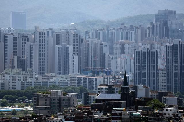 지난 4일 서울 남산에서 바라본 아파트 등 모습 사진연합뉴스