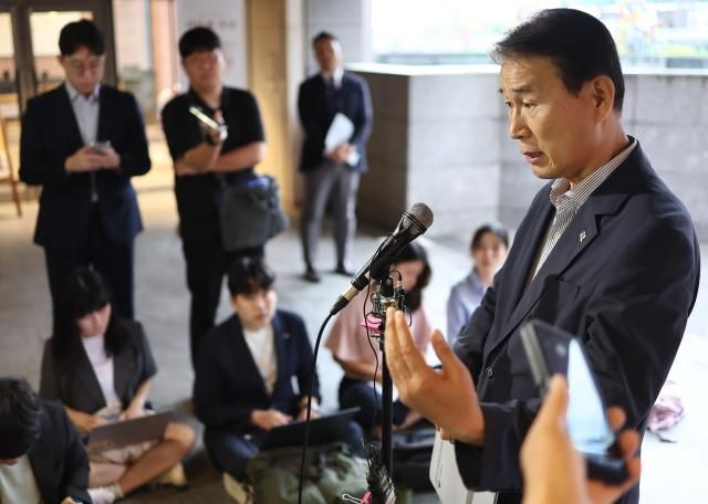 권오을 국가보훈부 장관 후보자가 지난 25일 청문회 준비 사무실이 마련된 서울스퀘어 건물에 도착 취재진 질문에 답하고 있다 사진연합뉴스