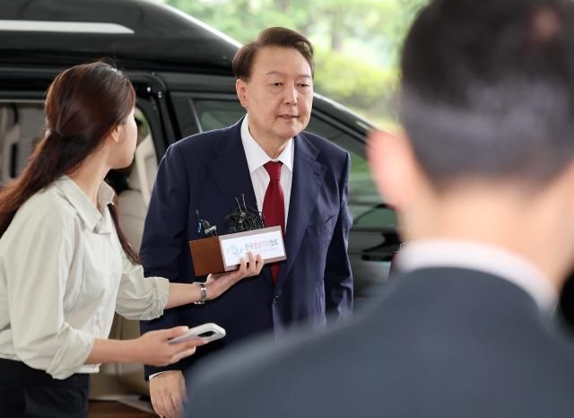 윤석열 전 대통령이 28일 피의자 신분으로 내란특검 조사를 받기 위해 서울 서초구 서울고검 청사로 출석하고 있다 2025628 사진연합뉴스