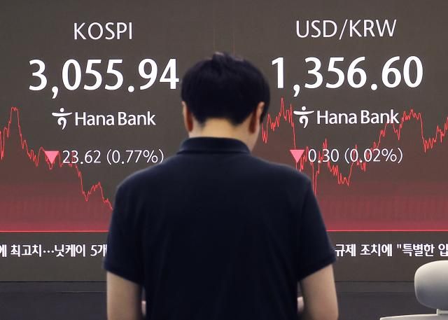 지난 27일 서울 중구 하나은행 본점 딜링룸 현황판에 코스피 원달러 환율이 표시돼 있다 사진연합뉴스