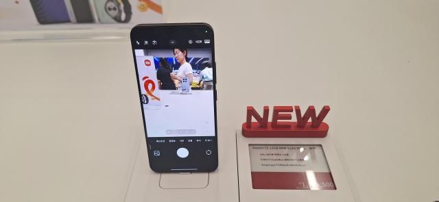 샤오미의 스마트폰 플래그십 모델 샤오미15가 매장에 전시된 모습 사진조성준 기자