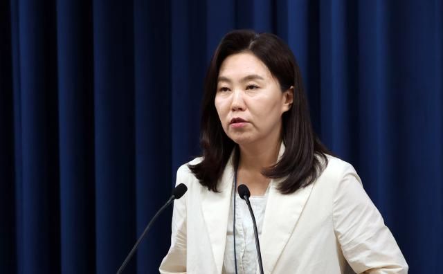 강유정 대통령실 대변인이 지난 24일 용산 대통령실에서 국무회의 관련 브리핑을 하고 있다 사진연합뉴스