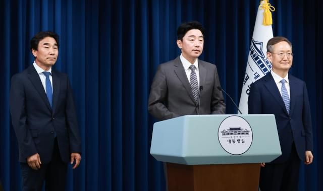 강훈식 대통령비서실장가운데이 29일 서울 용산 대통령실 청사에서 이재명 대통령의 수석비서관 추가 인선을 발표하고 있다 왼쪽부터 전성환 경청통합수석비서관 강 비서실장 봉욱 민정수석비서관 사진연합뉴스