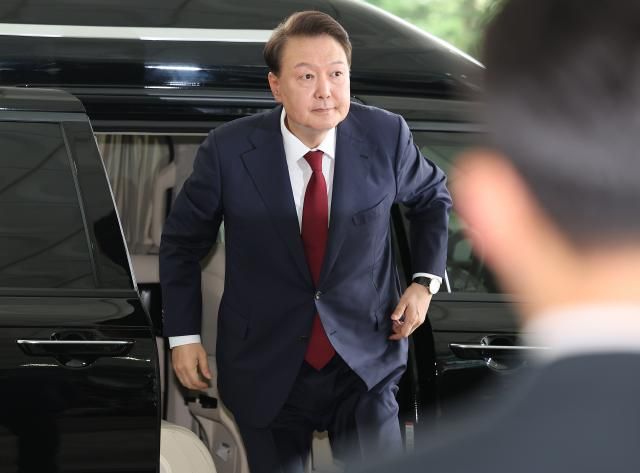 윤석열 전 대통령이 28일 피의자 신분으로 내란특검 조사를 받기 위해 서울 서초구 서울고검 청사로 출석하고 있다 사진연합뉴스