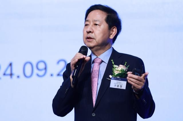 구윤철 서울대학교 경제학부 특임교수가 K-AI의 글로벌화를 위한 과제스타트업 육성 전략라는 주제로 발표를 하고 있다 20240926사진유대길 기자 dbeorlf123ajunewscom