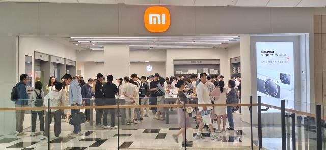 29일 오픈 2일차를 맞은 Xiaomi 스토어 서울 IFC몰 여의도점에 고객들이 모여든 모습 사진조성준 기자
