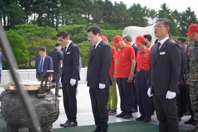 더불어민주당 차기 당대표 선거에 출마한 박찬대 민주당 의원이 29일 대전 현충원을 찾아 참배하고 있다 사진박찬대 후보 측