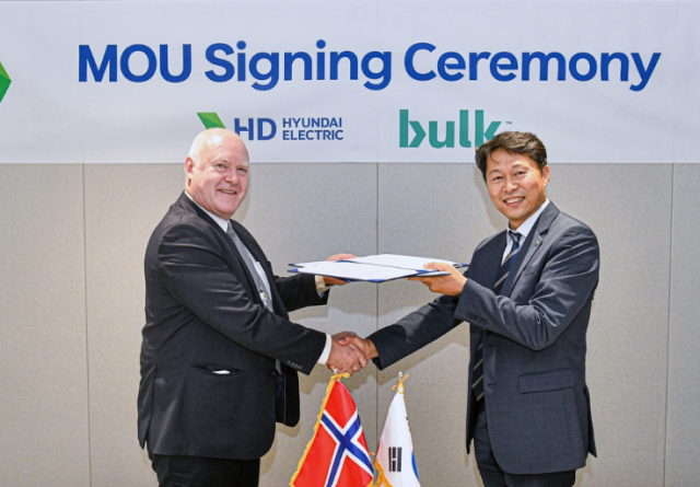 양재철 HD현대일렉트릭 전력영업부문장 전무오른쪽와 토르비욘 모에 벌크 인프라스트럭처 최고사업개발책임자왼쪽가 데이터센터용 전력변압기 고압차단기 등 전력기자재 공급 협력을 위한 업무협약MOU을 체결하고 기념사진을 촬영하고 있다 사진HD현대일렉트릭 