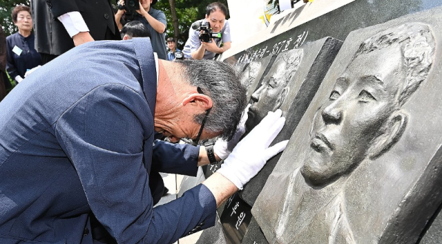 지난해 4월 29일 오전 경기도 평택시 해군 제2함대사령부에서 열린 제2연평해전 승전 22주년 기념식에서 유가족들이 해전 영웅들의 얼굴 부조상을 어루만지며 눈물을 흘리고 있다 사진연합뉴스