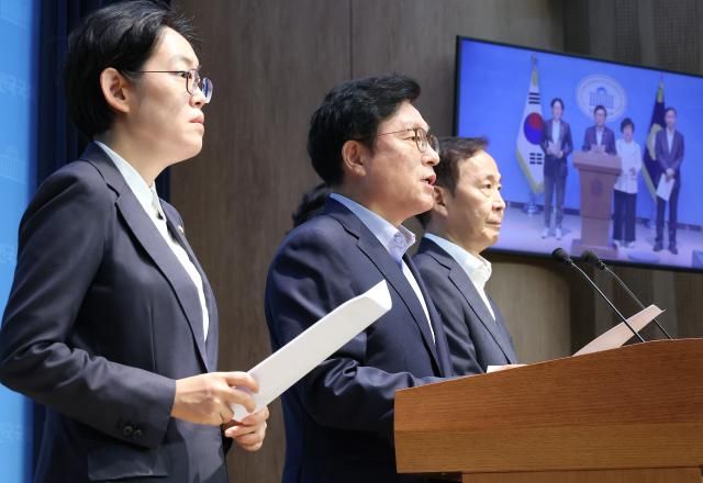 국민의힘 국회 예산결산특별위원회 소속 의원들이 29일 서울 여의도 국회 소통관에서 민주당의 독단적 예결위 운영 규탄 기자회견을 하고 있다 왼쪽부터 조지연 박형수 김기웅 의원 사진연합뉴스