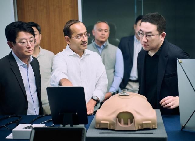 구광모 LG그룹 회장맨 오른쪽이 미국 캘리포니아주 실리콘밸리 LG테크놀로지벤처스를 방문해 투자를 진행한 주요 스타트업의 기술을 자세히 살펴보고 있다 사진주LG