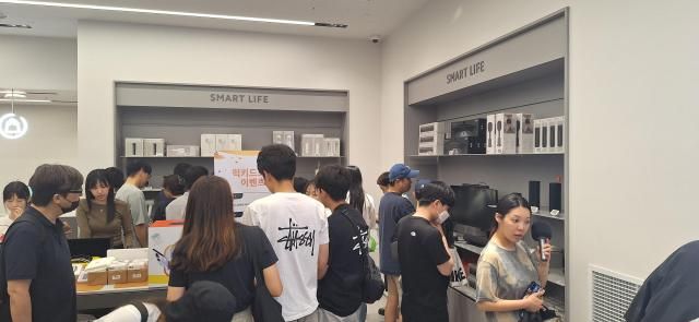 소형 생활제품이 전시된 스마트 라이프 코너에 고객들이 모여든 모습 사진조성준 기자