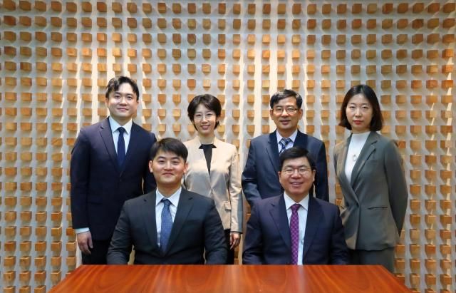프라퍼티원의 뒷줄 왼쪽부터박성훈 고인선 변호사 천명철 전문위원 이수지 변호사와 앞줄 왼쪽부터정의준 서순성 변호사팀장 사진법무법인 원
