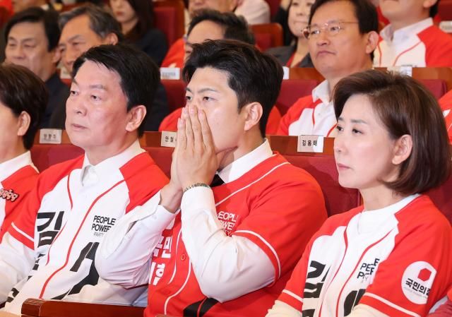 김용태 국민의힘 비상대책위원장이 3일 서울 여의도 국회도서관에 마련된 국민의힘 제21대 대통령선거 개표상황실에서 방송사 출구조사 결과를 지켜보고 있다 사진연합뉴스