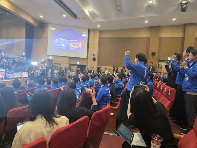 더불어민주당 의원들이 3일 이재명 민주당 대선 후보가 517의 득표율을 기록하자 환호하고 있다사진신진영 기자