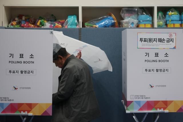 21대 대통령선거 투표일인 3일 서울 마포구 도화장난감대여점에 마련된 도화동 제1투표소에서 유권자들이 투표하고 있다 202563 사진연합뉴스