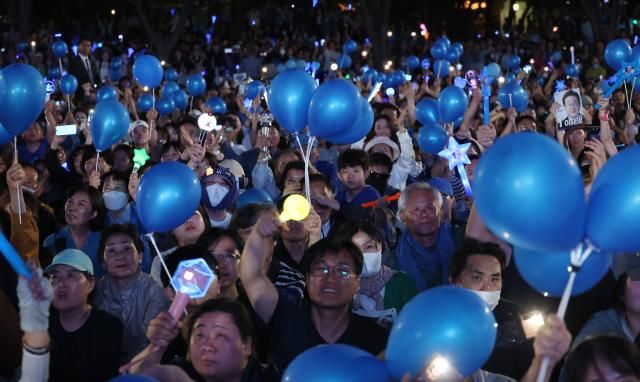 이재명 더불어민주당 대선 후보가 선거를 하루 앞둔 2일 서울 여의도공원 마지막 유세에서 이 후보의 빛의 혁명 완성을 위한 승리에 대한 연설을 들은 시민들의 응원봉을 들고 환호하고 있다 사진연합뉴스 