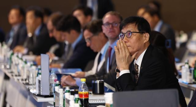 이창용 한국은행 총재가 서울 중구 한국은행 별관에서 열린 2025 BOK 국제콘퍼런스에서 참석해 영상을 보고 있다 연합뉴스