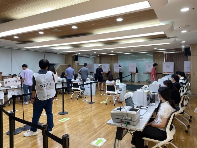 제21대 대통령 선거 사전투표 첫날인 29일 오전 서울 영등포구 여의동주민센터에 설치된 사전투표소는 관외선거인의 대기로 분주하다 사진이다희 기자