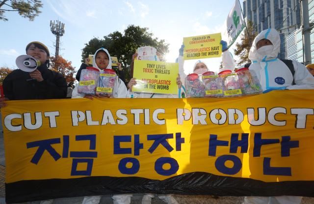 부산 벡스코에서 25일부터 시작하는 국제 플라스틱 협약 제5차 협상회의INC5를 앞두고 23일 오후 부산 해운대구 올림픽공원에서 16개 환경단체로 구성된 플뿌리연대플라스틱 문제를 뿌리 뽑는 연대 회원들과 전세계 환경단체 회원들이 강력한 국제 플라스틱 협약을 위한 1123 시민행진을 진행하고 있다 사진연합뉴스