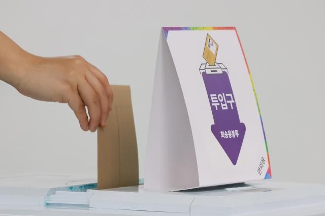 제 21대 대통령 선거 사전투표 둘째날인 30일 서울 관악구 낙성대동주민센터에 마련된 낙성대동사전투표소에서 유권자가 투표하고 있다 사진연합뉴스