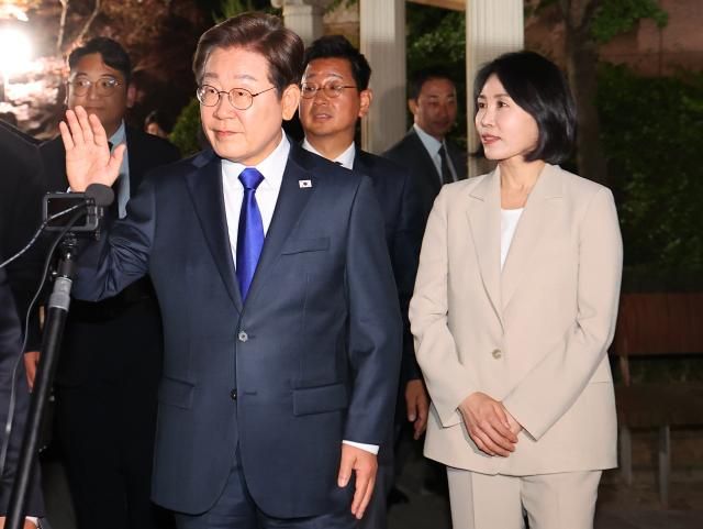 제21대 대통령 선거에서 당선이 확실시되는 이재명 더불어민주당 후보와 김혜경 여사가 3일 밤 인천 계양구 자택을 나서며 주민과 지지자들을 향해 인사하고 있다 사진연합뉴스