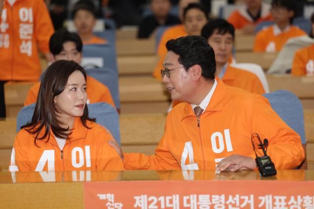 천하람 개혁신당 상임선대위원장과 이주영 공동선대위원장이 3일 서울 여의도 국회 의원회관에 마련된 당 개표 상황실에서 방송 3사 출구 조사 결과를 확인한 뒤 대화를 나누고 있다 사진연합뉴스 