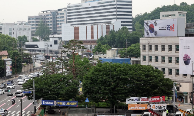 제21대 대통령선거를 하루 전인 지난 2일 서울 용산 대통령실 부근 도로 전경 사진연합뉴스