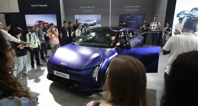 3일 서울 강남구 코엑스에서 열린 전기차 혁신 기술 전시회 EV 트렌드 코리아 2025에서 외국인 참관객들이 기아자동차 부스에서 설명을 듣고 있다 사진연합뉴스