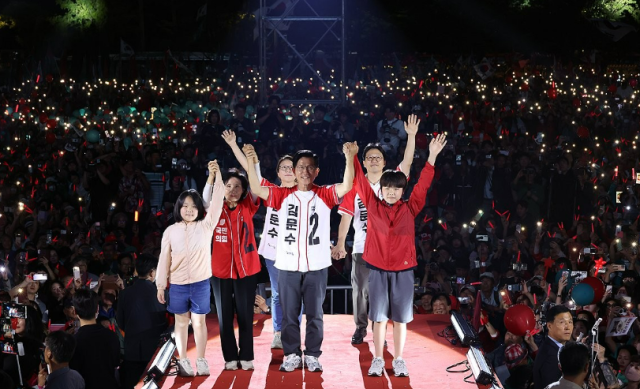 김문수 국민의힘 대선 후보가 2일 밤 서울시청 앞 서울광장에서 열린 피날레 유세에서 지지를 호소하고 있다 사진연합뉴스