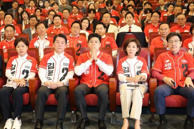 김용태 국민의힘 비상대책위원장 안철수 나경원 의원 등이 3일 서울 여의도 국회도서관에 마련된 국민의힘 제21대 대통령선거 개표상황실에서 방송사 출구조사 결과를 지켜보고 있다 사진연합뉴스