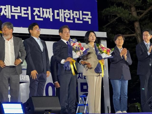 이재명 더불어민주당 대선 후보가 4일 새벽 서울 여의도에서 열린 개표방송 연설 전 부인 김혜경 여사와 함께 꽃다발을 들고 있다 사진구동현 기자