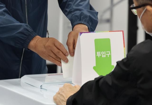 제21대 대통령 선거 사전투표 둘째 날인 30일 부산 수영 광안3동 행정복지센터 지하 강당에 마련된 사전투표소에서 유권자들이 소중한 한표를 행사하고 있다 사진연합뉴스