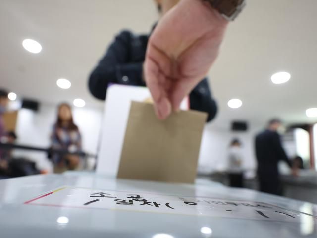 제21대 대통령 선거 사전투표 첫날인 29일 서울 중구 소공동주민센터에 설치된 사전투표소에서 한 유권자가 투표함에 투표용지를 넣고 있다 사진연합뉴스