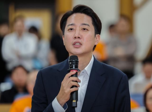 이준석 개혁신당 대선 후보가 3일 방송3사 출구조사 발표를 확인한 뒤 서울 국회 여의도 의원회관에 마련된 당 개표상황실에 도착해 소감을 밝히고 있다 사진연합뉴스