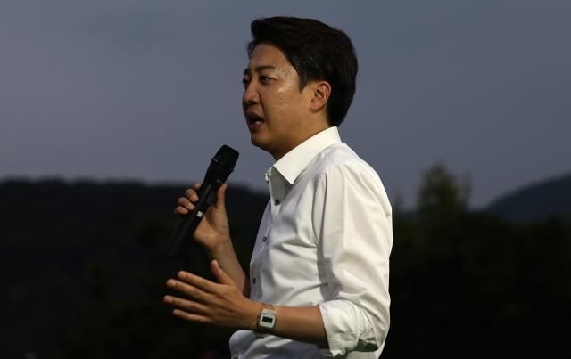 이준석 개혁신당 대선 후보가 2일 대구 수성구 수성못 상화동산에서 피날레 유세하고 있다 사진연합뉴스 