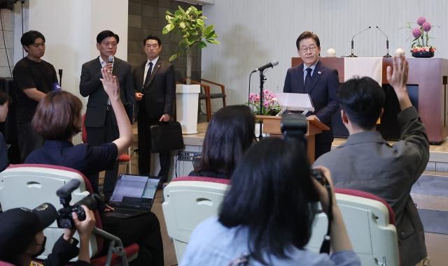 이재명 더불어민주당 대선 후보가 지난 2일 경기 성남시 수정구 성남주민교회에서 기자회견문 낭독을 마친 뒤 취재진 질문을 받고 있다 사진연합뉴스