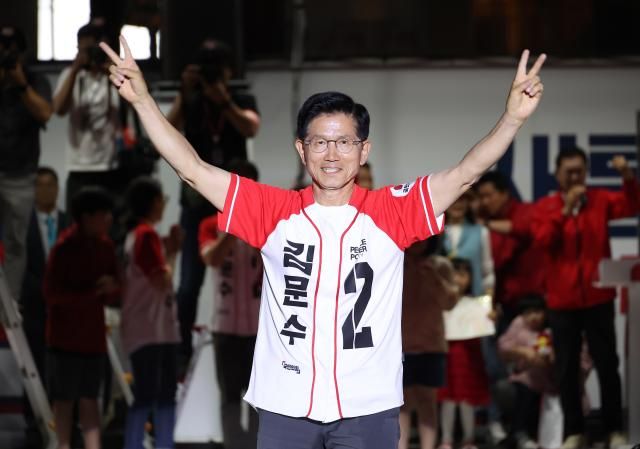 김문수 국민의힘 대선 후보가 2일 서울시청 앞 서울광장에서 열린 피날레 유세에서 지지를 호소하고 있다 사진연합뉴스