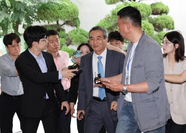 윤석열 전 대통령 부인 김건희 여사와 관련한 각종 의혹 사건을 수사하는 민중기 특별검사가 30일 서울 서초구에 마련된 특검팀 사무실로 출근하고 있다 2025630 사진연합뉴스